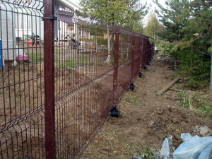 3д забор на винтовых сваях красный