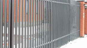 Садовый участок с ограждением из профлиста
