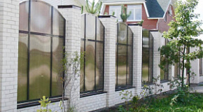 Забор из поликарбоната монолитный высокий для загородного дома