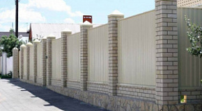 Кирпичные столбы для забора из профлиста белого