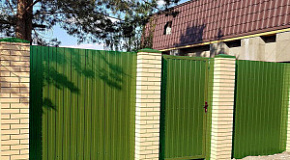 Забор с калиткой из профнастила на кирпичных столбах